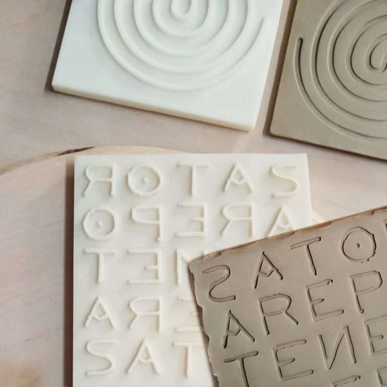 Stampi per ceramica realizzati in stampa 3D per incidere l’argilla fresca e creare mattonelle decorate